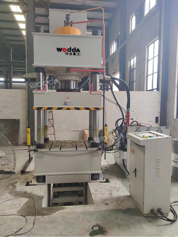 400噸三梁四柱液壓機(jī) 400噸三梁四柱液壓機(jī)