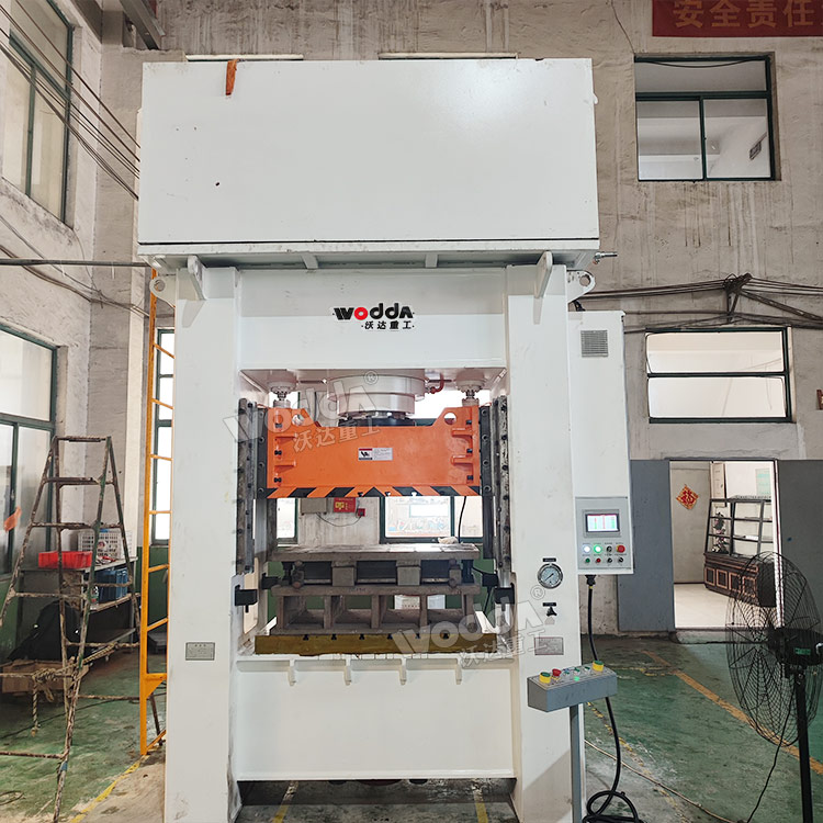 315噸框架式薄板拉伸液壓機現場 315噸框架式薄板拉伸液壓機現場