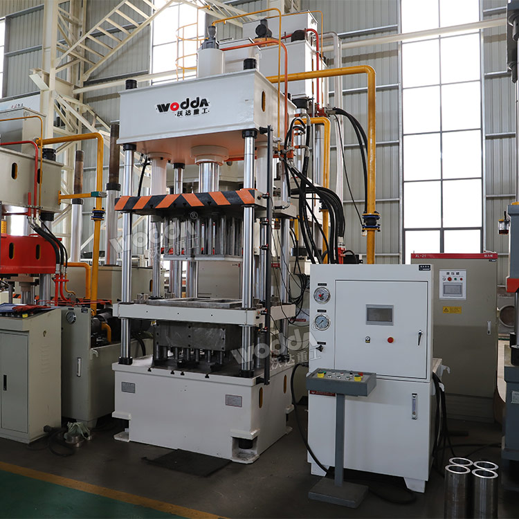 100噸四梁四柱液壓機(jī)車間實(shí)物 100噸四梁四柱液壓機(jī)車間實(shí)物