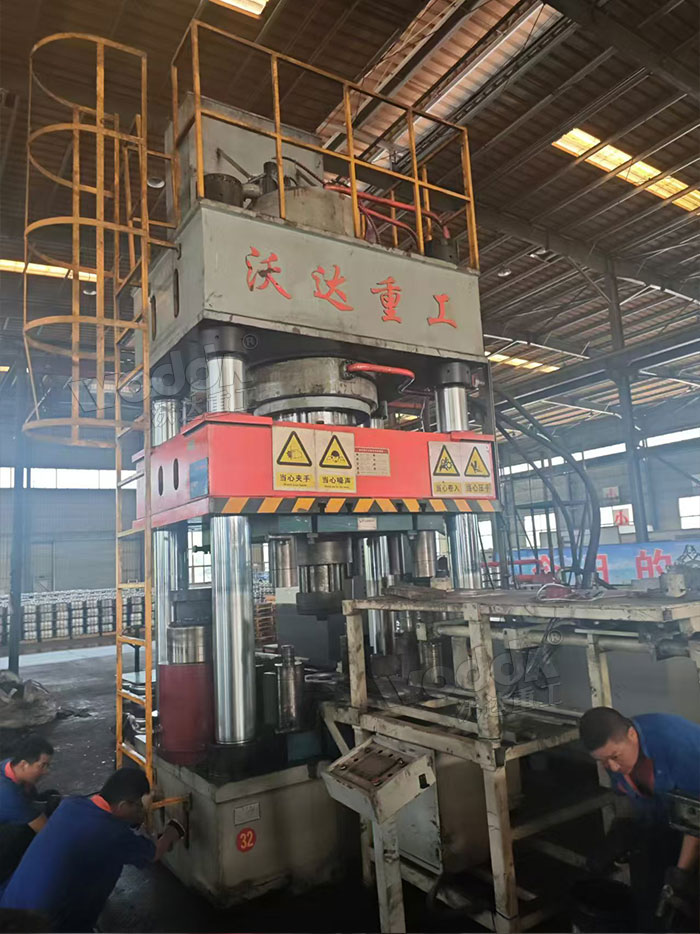 1000噸三梁四柱液壓機(jī) 1000噸三梁四柱液壓機(jī)