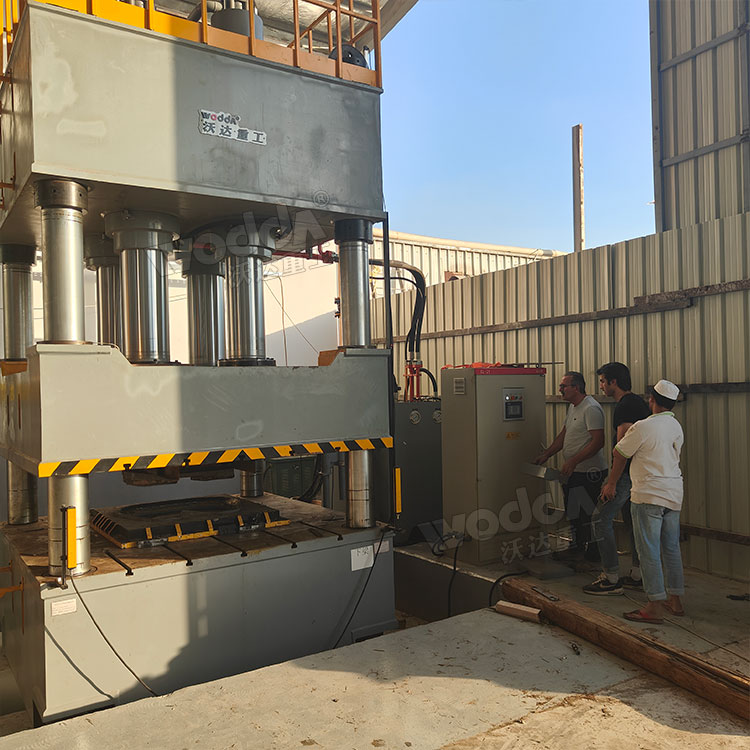 1000噸四柱液壓機(jī)沖壓牽引座座板現(xiàn)場 1000噸四柱液壓機(jī)沖壓牽引座座板現(xiàn)場