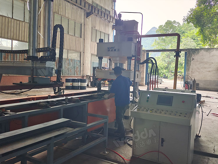 200噸錨桿托盤(pán)液壓機(jī) 200噸錨桿托盤(pán)液壓機(jī)