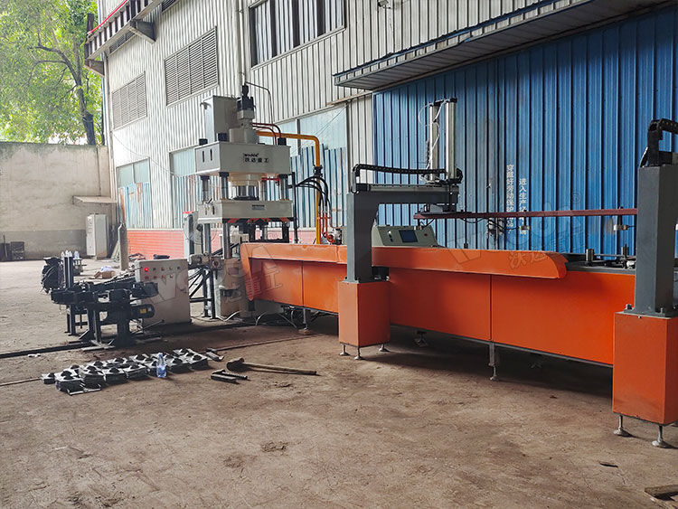 200噸錨桿托盤(pán)自動(dòng)化生產(chǎn)線(xiàn)現(xiàn)場(chǎng) 200噸錨桿托盤(pán)自動(dòng)化生產(chǎn)線(xiàn)現(xiàn)場(chǎng)