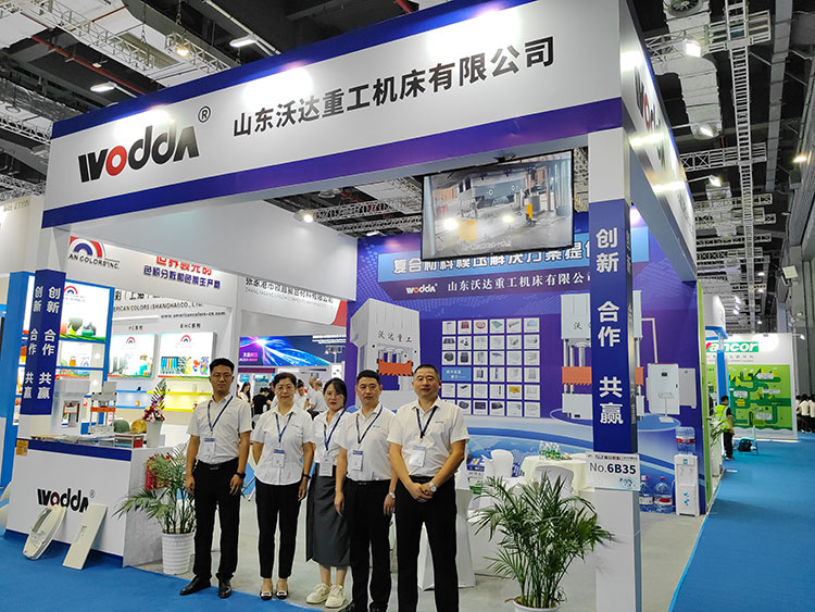 銷售經理黃華與蘇海濱帶隊參展 銷售經理黃華與蘇海濱帶隊參展