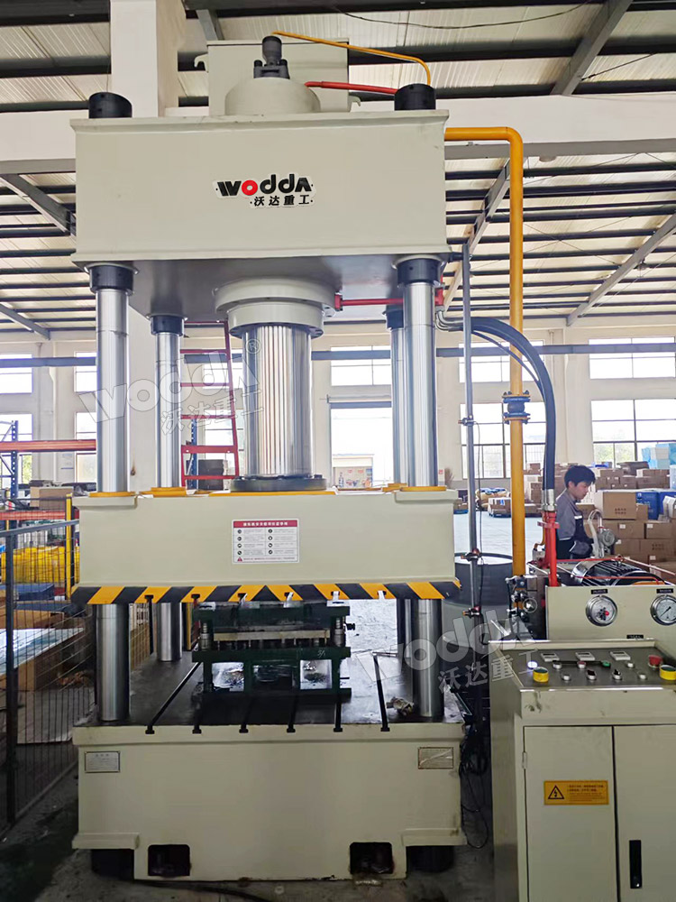 315噸三梁四柱液壓機現(xiàn)場 315噸三梁四柱液壓機現(xiàn)場