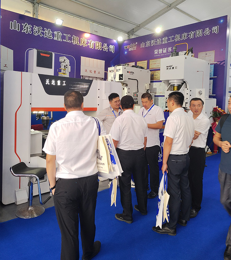 展會(huì)現(xiàn)場(chǎng)與嘉賓交流探討 展會(huì)現(xiàn)場(chǎng)與嘉賓交流探討