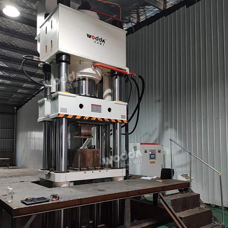 800噸石墨匣缽液壓機(jī)現(xiàn)場 800噸石墨匣缽液壓機(jī)現(xiàn)場