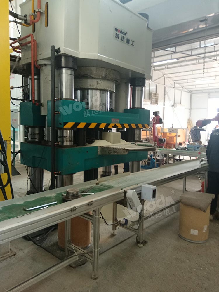 800噸四梁四柱鹽磚機(jī) 800噸四梁四柱鹽磚機(jī)