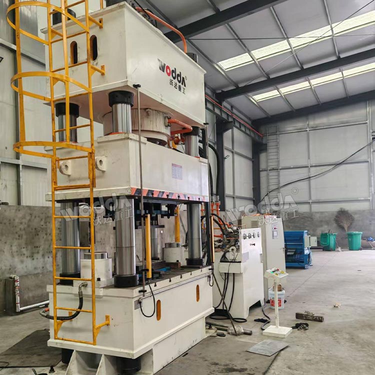 800噸三梁四柱液壓機試機 800噸三梁四柱液壓機試機