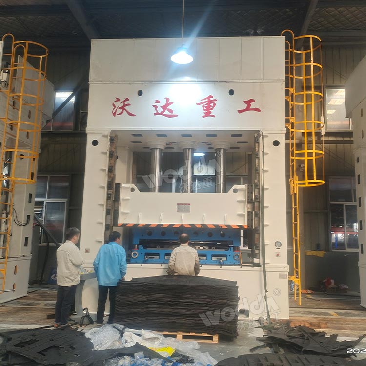 630噸汽車內(nèi)飾件成型液壓機(jī)客戶車間現(xiàn)場 630噸汽車內(nèi)飾件成型液壓機(jī)客戶車間現(xiàn)場