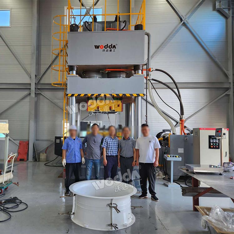 1000噸玻璃鋼冷卻塔風(fēng)筒成型液壓機(jī)現(xiàn)場 1000噸玻璃鋼冷卻塔風(fēng)筒成型液壓機(jī)現(xiàn)場