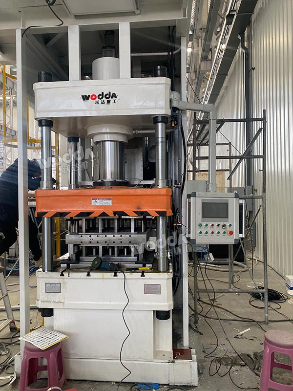 200噸三梁四柱液壓機(jī)現(xiàn)場(chǎng)調(diào)試 200噸三梁四柱液壓機(jī)現(xiàn)場(chǎng)調(diào)試