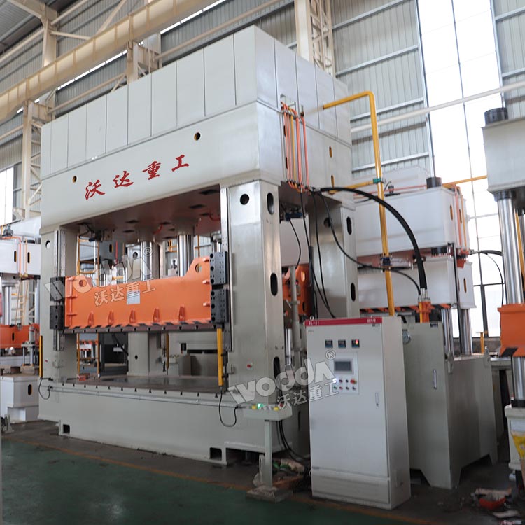 350噸框架式液壓機(jī)車(chē)間實(shí)物 350噸框架式液壓機(jī)車(chē)間實(shí)物