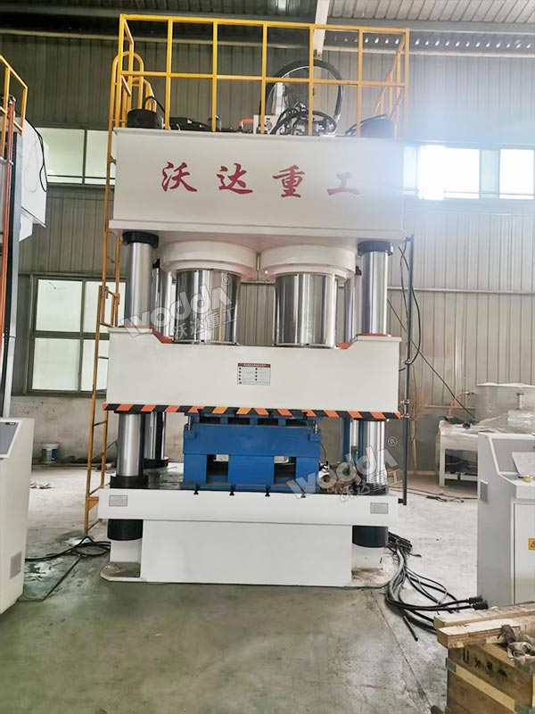 1800噸木屑托盤成型液壓機(jī)現(xiàn)場 1800噸木屑托盤成型液壓機(jī)現(xiàn)場