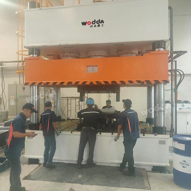 1000噸四柱液壓機(jī) 1000噸四柱液壓機(jī)