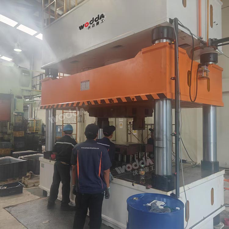 1000噸四柱液壓機(jī)試機(jī)現(xiàn)場(chǎng) 1000噸四柱液壓機(jī)試機(jī)現(xiàn)場(chǎng)