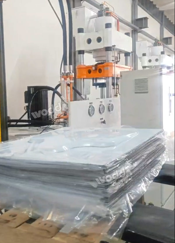 汽車發(fā)動機(jī)護(hù)板 汽車發(fā)動機(jī)護(hù)板