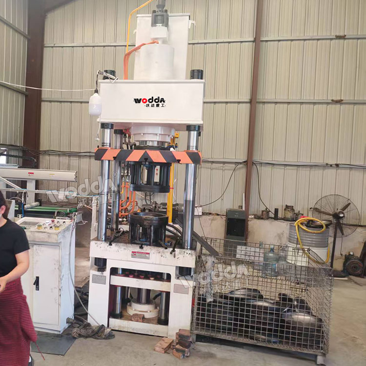 200噸封頭液壓機(jī)(生產(chǎn)線) 200噸封頭液壓機(jī)(生產(chǎn)線)