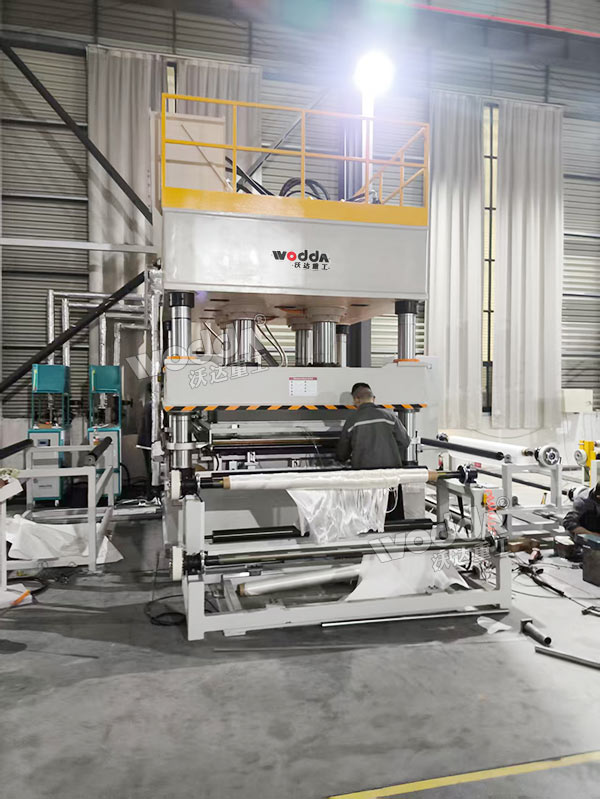 630噸PE防彈無(wú)緯布模壓液壓機(jī)現(xiàn)場(chǎng) 630噸PE防彈無(wú)緯布模壓液壓機(jī)現(xiàn)場(chǎng)