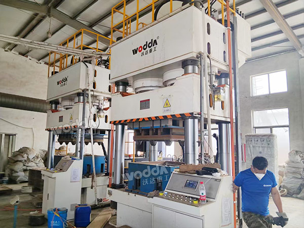 1600噸木屑托盤液壓機(jī)調(diào)試 1600噸木屑托盤液壓機(jī)調(diào)試