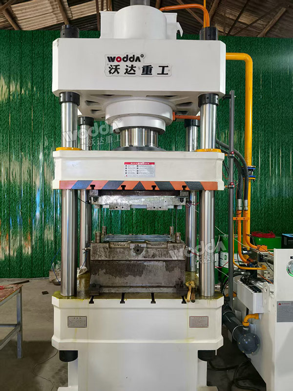 315噸復(fù)合材料成型液壓機(jī) 315噸復(fù)合材料成型液壓機(jī)