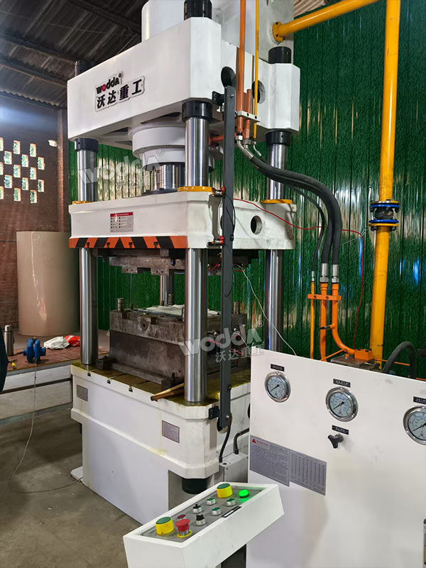 伺服315噸四柱液壓機(jī) 伺服315噸四柱液壓機(jī)