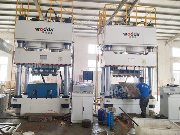 1600噸木屑托盤液壓機(jī) 1600噸木屑托盤液壓機(jī)