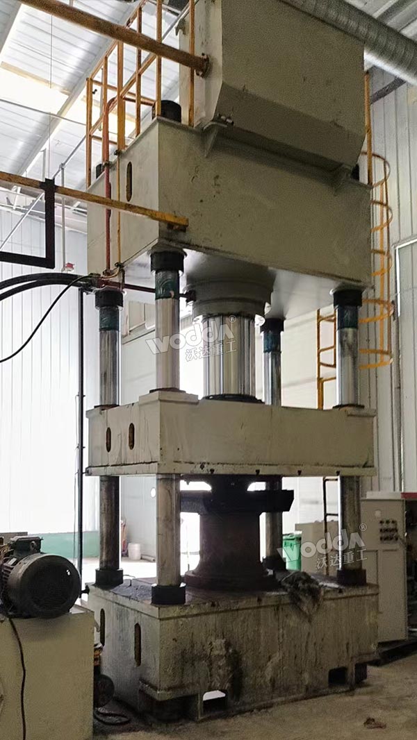 500噸活性炭成型液壓機安裝完成 500噸活性炭成型液壓機安裝完成