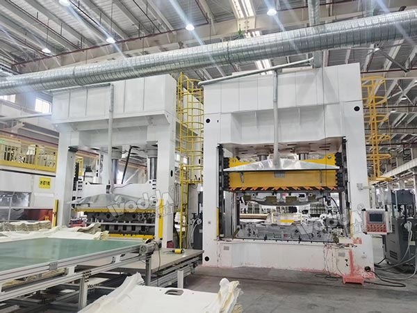 2臺(tái)汽車內(nèi)飾件成型液壓機(jī) 2臺(tái)汽車內(nèi)飾件成型液壓機(jī)