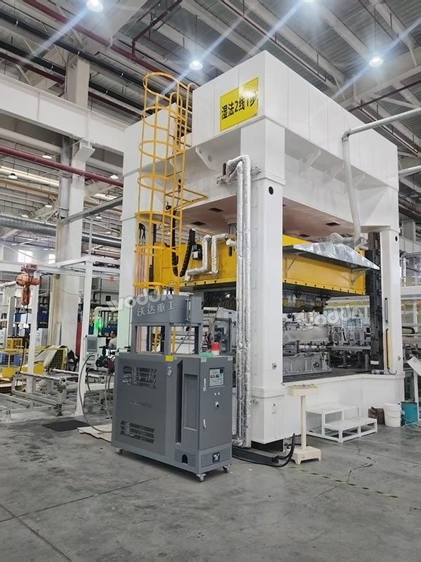 400噸框架式液壓機(jī) 400噸框架式液壓機(jī)