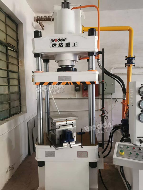 100噸四柱液壓機(jī) 100噸四柱液壓機(jī)