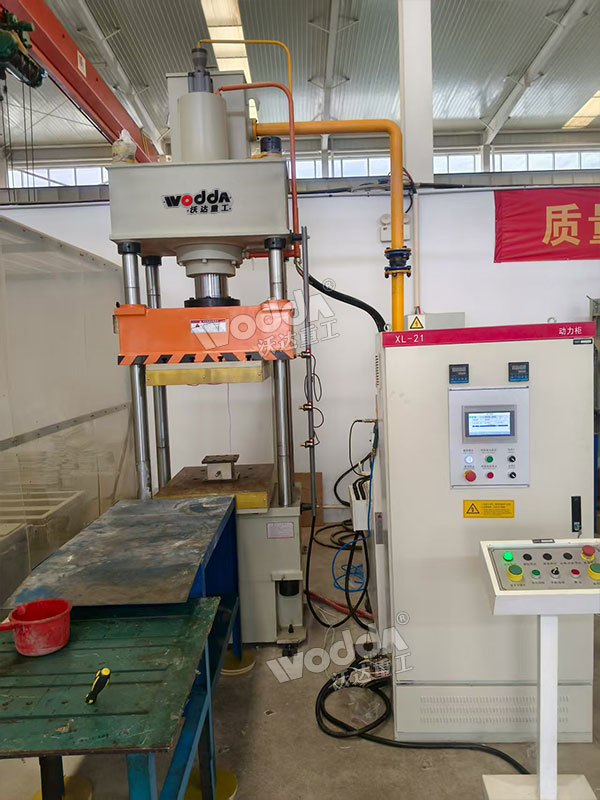 100噸四柱液壓機(jī)帶加熱板 100噸四柱液壓機(jī)帶加熱板