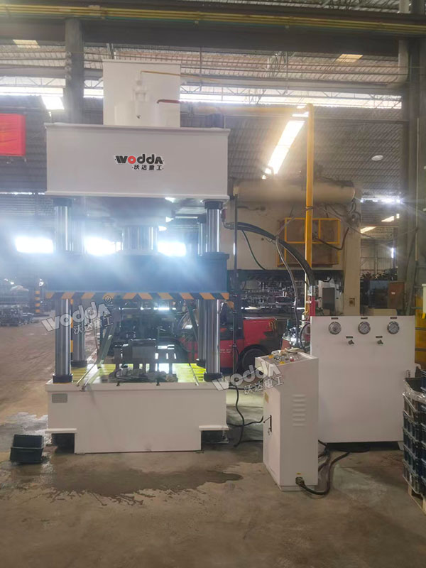 400噸汽車配件成型液壓機(jī)現(xiàn)場 400噸汽車配件成型液壓機(jī)現(xiàn)場