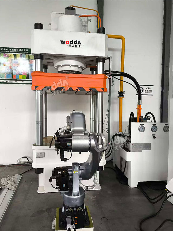 315噸四柱液壓機搭配機械手 315噸四柱液壓機搭配機械手