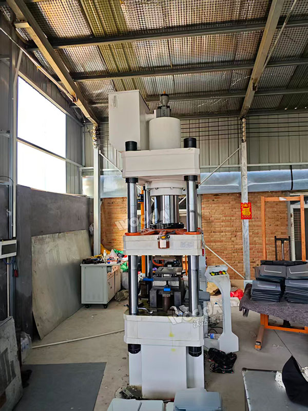 200噸四柱液壓機(jī)現(xiàn)場(chǎng)試機(jī) 200噸四柱液壓機(jī)現(xiàn)場(chǎng)試機(jī)