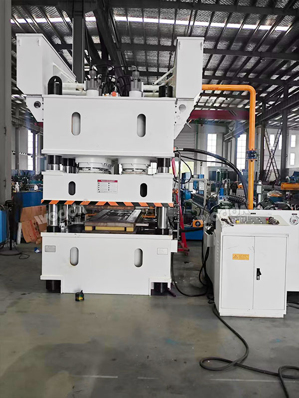 2400噸鋼木門壓花機(jī) 2400噸鋼木門壓花機(jī)