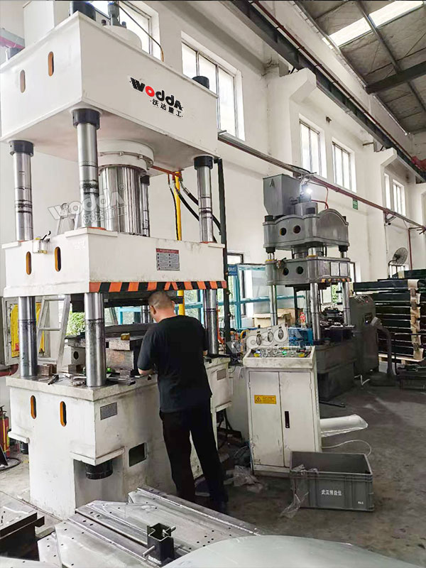 315噸四柱液壓機(jī)客戶現(xiàn)場(chǎng) 315噸四柱液壓機(jī)客戶現(xiàn)場(chǎng)