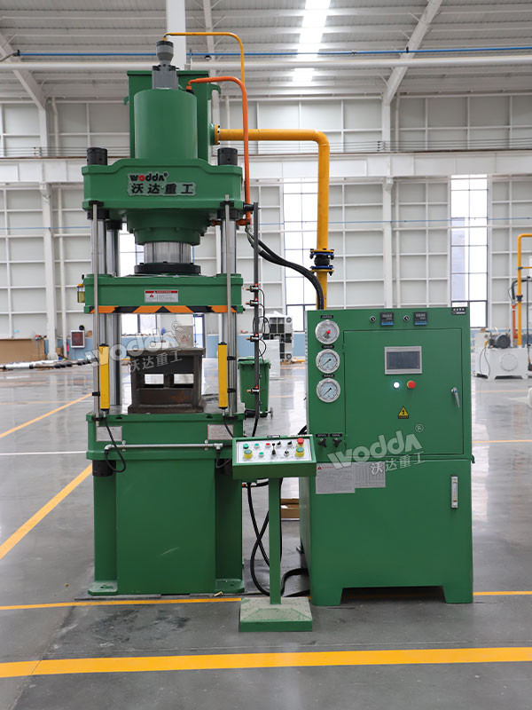 200噸四柱液壓機(jī)車(chē)間實(shí)物 200噸四柱液壓機(jī)車(chē)間實(shí)物