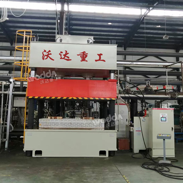 315噸四柱液壓機(jī)現(xiàn)場(chǎng) 315噸四柱液壓機(jī)現(xiàn)場(chǎng)