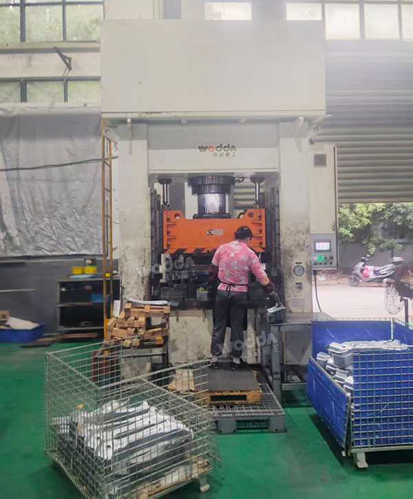 315噸框架式汽車配件成型液壓機(jī)現(xiàn)場(chǎng) 315噸框架式汽車配件成型液壓機(jī)現(xiàn)場(chǎng)