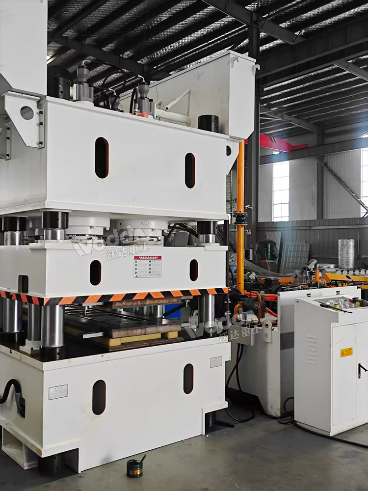 2400噸鋼木門壓花機(jī)