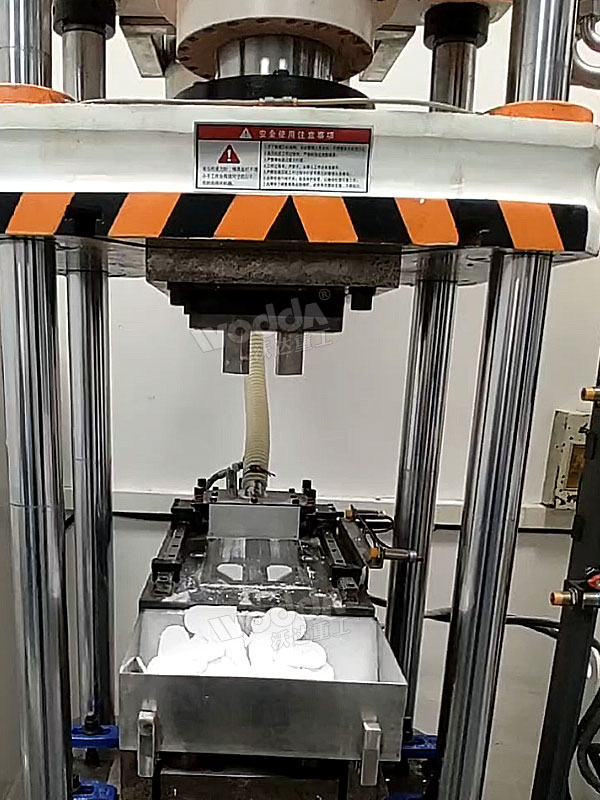 63噸粉末成型液壓機(jī) 63噸粉末成型液壓機(jī)