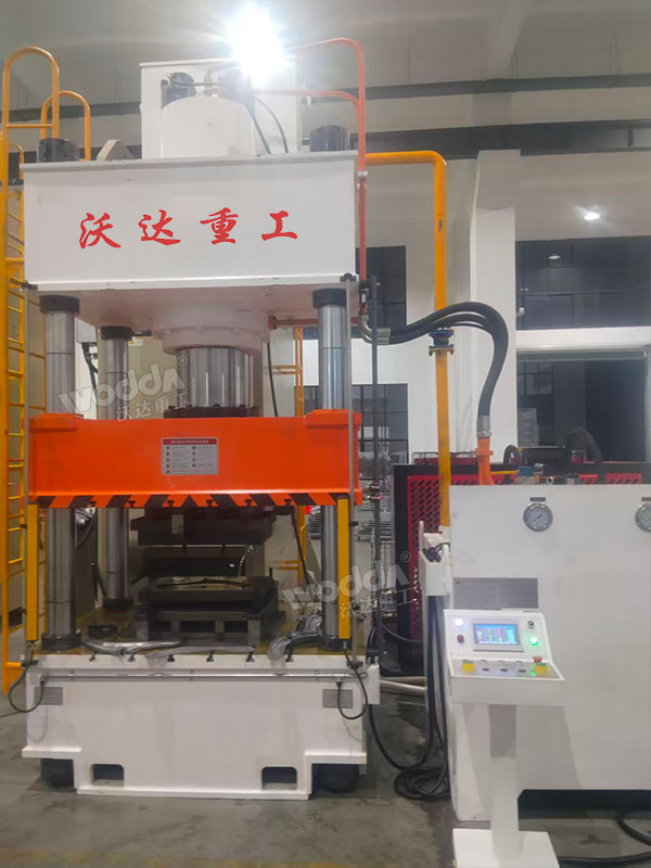 400噸汽車配件成型液壓機(jī)現(xiàn)場 400噸汽車配件成型液壓機(jī)現(xiàn)場