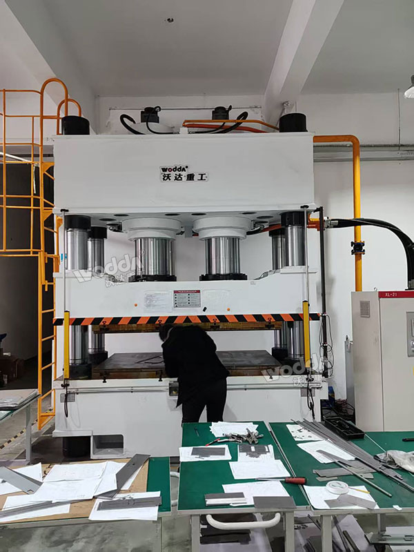 800噸四柱液壓機(jī)現(xiàn)場 800噸四柱液壓機(jī)現(xiàn)場