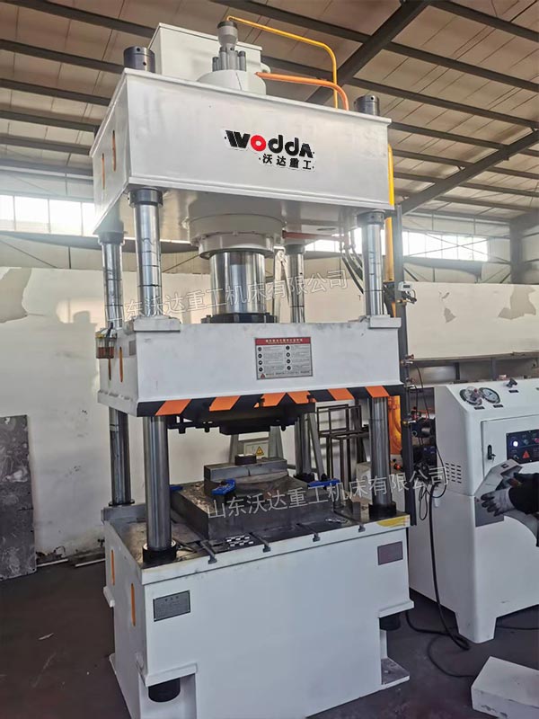 200噸四柱液壓機(jī)試機(jī)