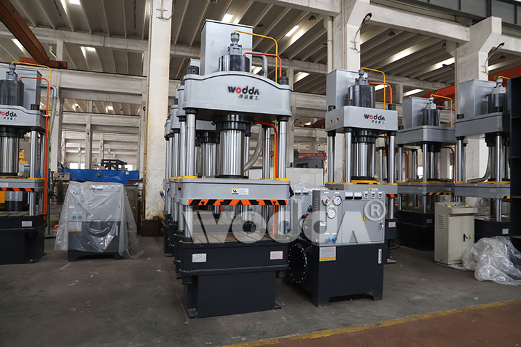 200噸四柱液壓機(jī) 200噸四柱液壓機(jī)