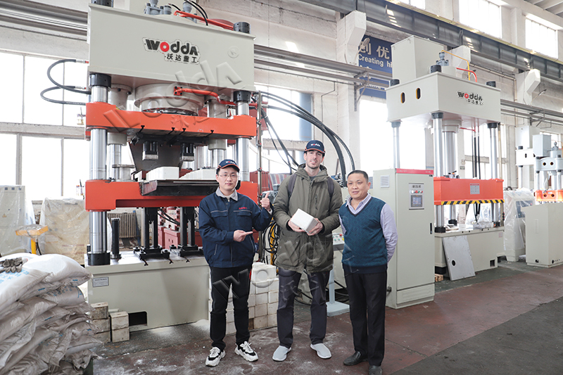 630噸牛羊舔磚鹽磚機(jī) 630噸牛羊舔磚鹽磚機(jī)